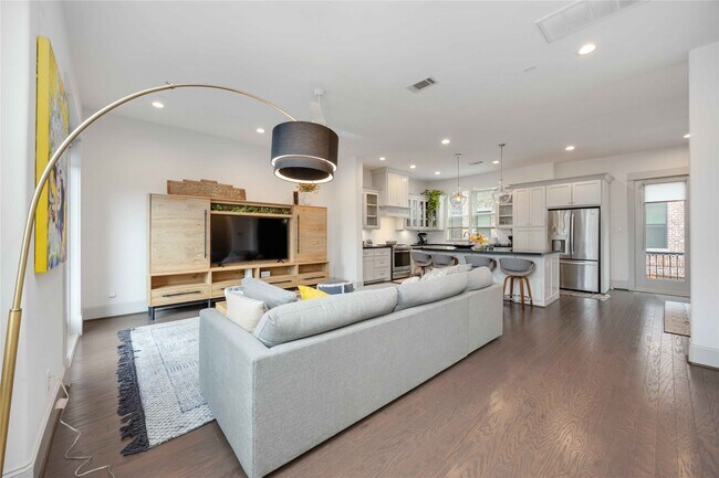 Building Photo - 2825 Hicks St