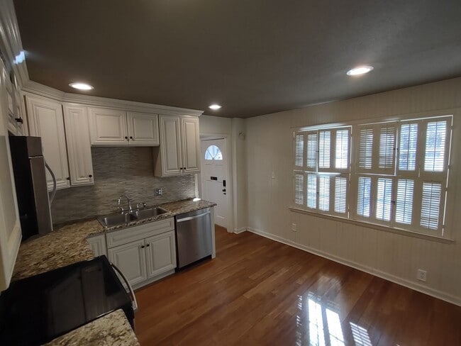 Building Photo - Beautiful End Unit Townhome in Park Place!