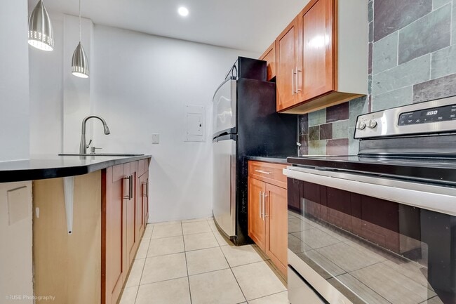 Building Photo - Walk to the Beach – Bright 1Bedroom/1 Bath...