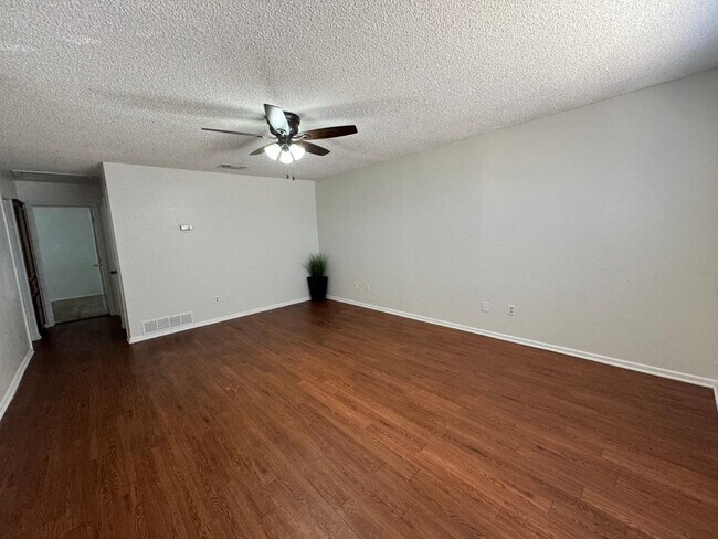 Foto del edificio - 8212 Vernon Ave