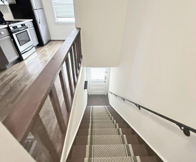 Foto del edificio - 1023 1/2 W Gardner St - West Gardner Garag...