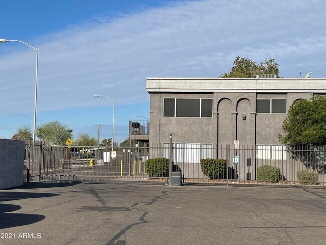 Building Photo - 424 W Brown Rd