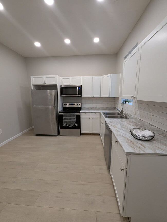 Foto del edificio - **$500 Security Deposit & 1st Month Free w...