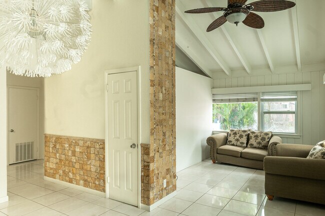 Foto del edificio - 205 Coral Rd