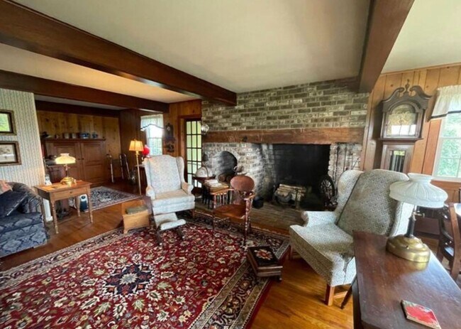 Building Photo - Farmhouse : 4 bed, 2 bath