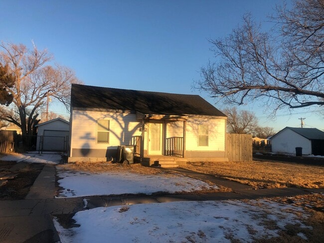 Building Photo - 3 Bedrooms 2 Bath 1 Car Garage, Central Heat and Air