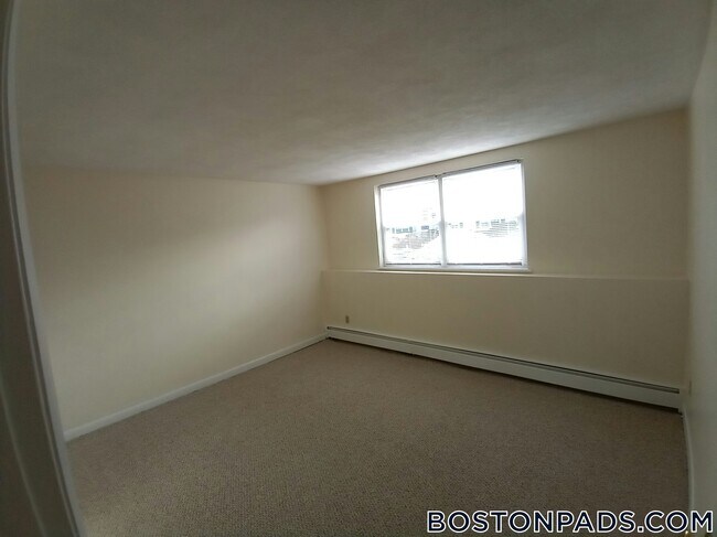 Building Photo - 10 River Dr