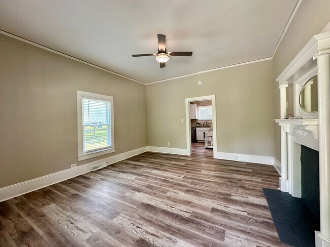 Building Photo - Beautifully Renovated 2 Bedroom 1 Bathroom...