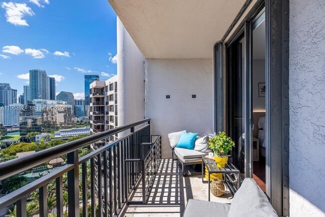 Building Photo - 540 Brickell Key Dr