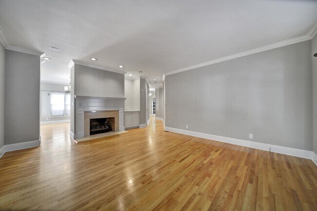 Building Photo - Stunning 4 Bed 4.5 Bath Home Just Minutes ...