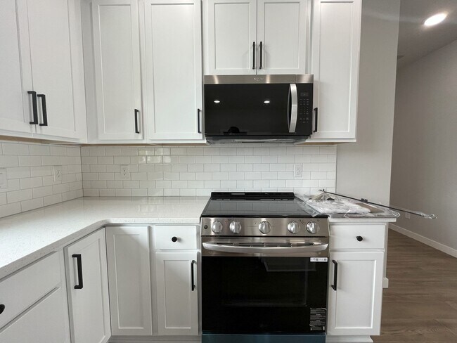 Foto del edificio - Luxury Living with Granite Counters & Stai...