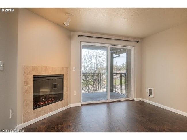 Living - 720 NW 185th Ave