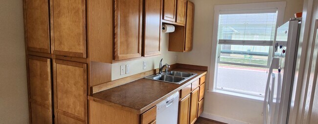 Building Photo - Precious Standalone Condo
