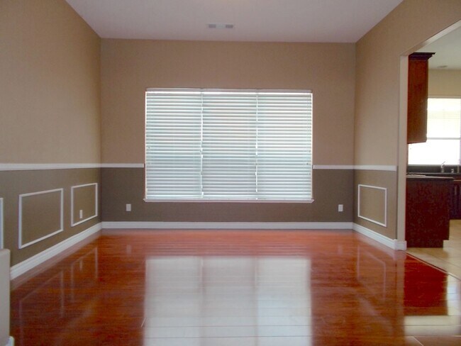 Building Photo - Beautiful 4BR Home with Pool, Loft, and 3-...