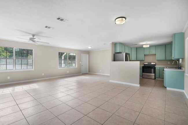 Building Photo - 255 Brackin St
