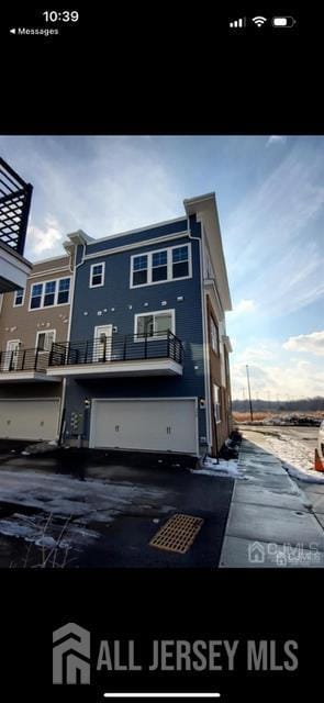 Building Photo - 302 South Dr