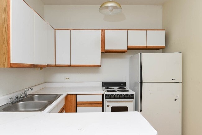 Building Photo - 638 W Barry