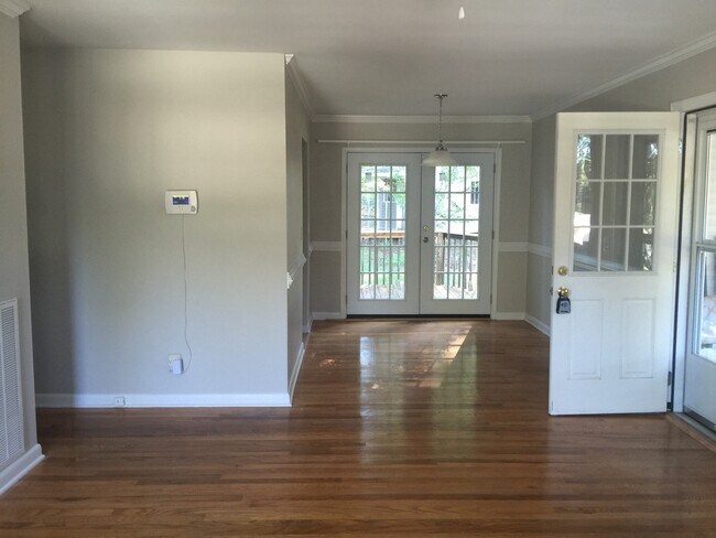 Foto del edificio - Remodeled 3BR in Guilford Hills