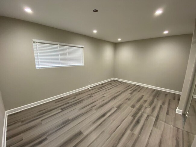 Building Photo - New remodeled 2 bedroom 1 bath Beautiful, ...
