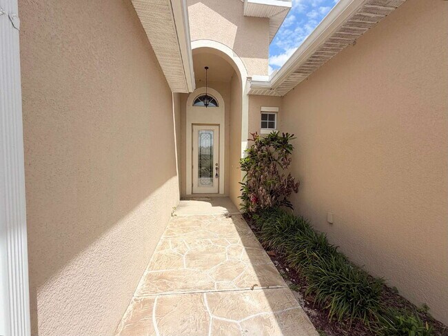 Foto del edificio - "Unfurnished Home on Golf Course in Hudson, FL - Spacious 1,853 Sq Ft Haven!"