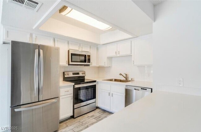 Building Photo - 7964 Rim Rock Way