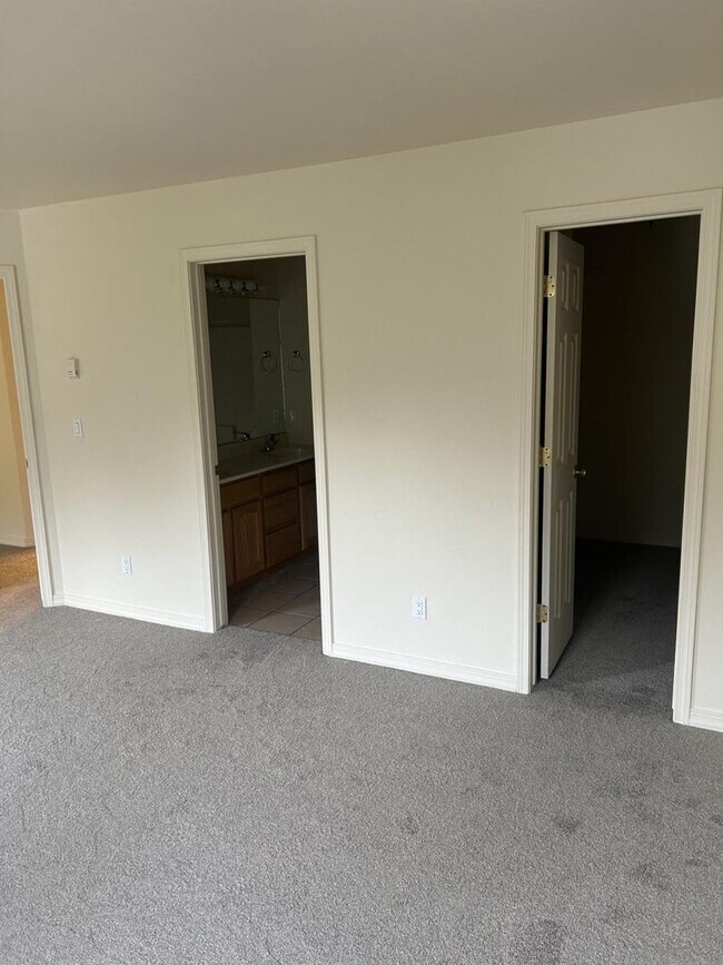 Foto del edificio - Charming 3-Bedroom, 2-Bath Townhouse Near ...