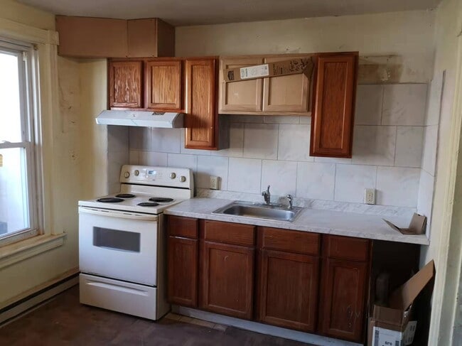 Building Photo - 827 Laufer St