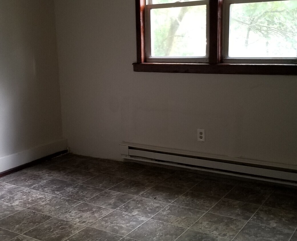 back bdrm 11 x12 - 90 Ivy St