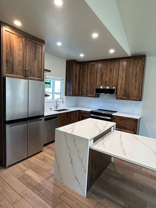 Building Photo - 372-384 E 8th Ave