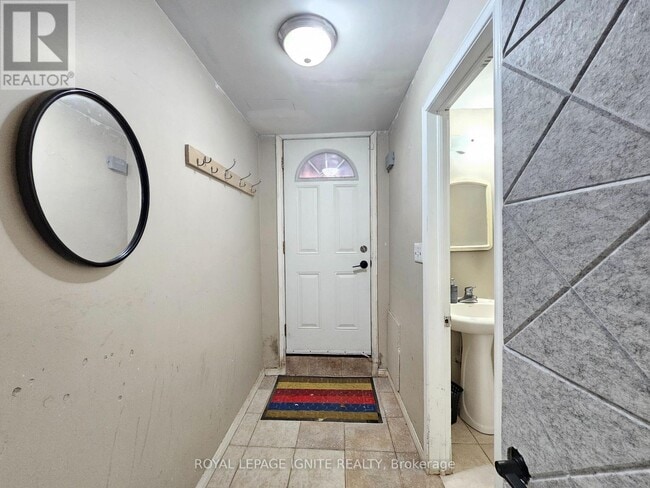 Building Photo - 48 Roseglor Crescent