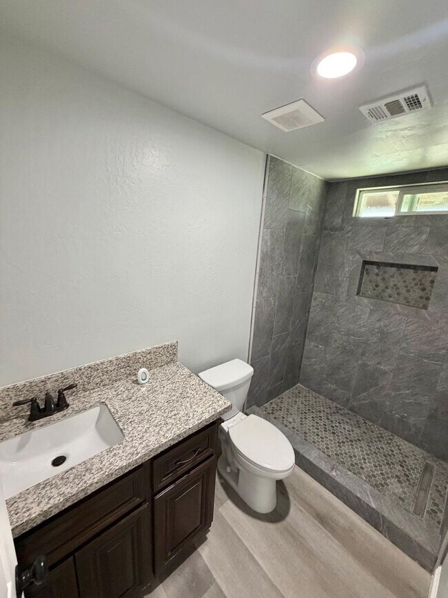 Foto del edificio - renovated and charming single family home in Delano - COMING SOON!