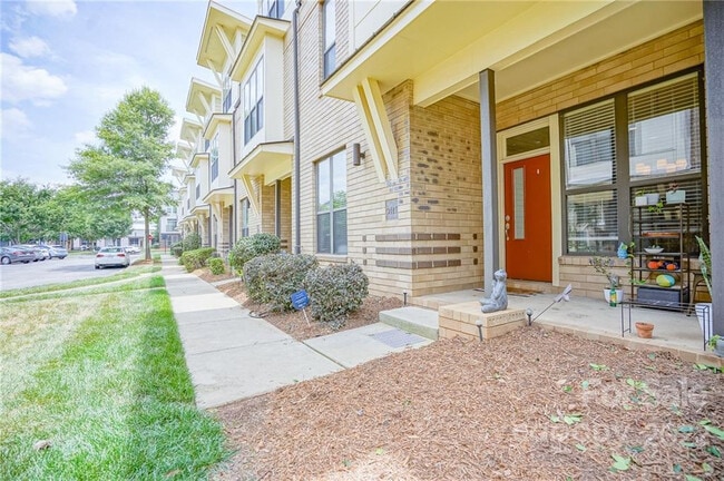 Foto del edificio - Room in Townhome on Steel Yard Ct