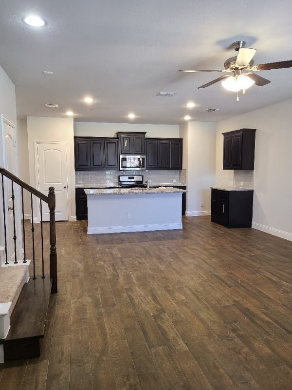 Building Photo - 6820 Meadow Crest Dr
