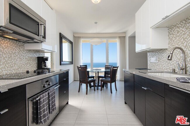 Foto del edificio - 18065 Coastline Dr