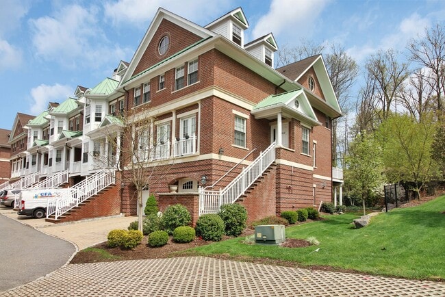 Building Photo - 908 Heights Ln