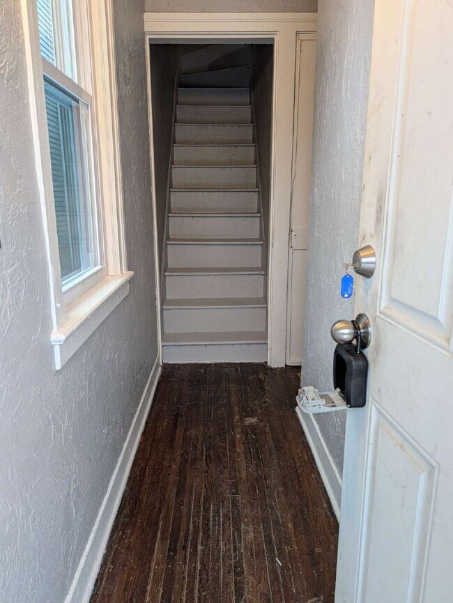 Foto del edificio - Multi Unit building Upper Rear Unit