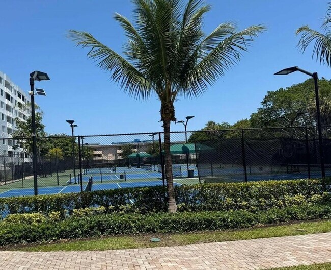 Foto del edificio - 901 Hillcrest Dr