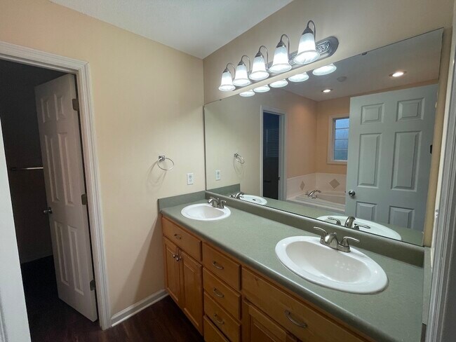 Foto del edificio - 4004 Tack Trail