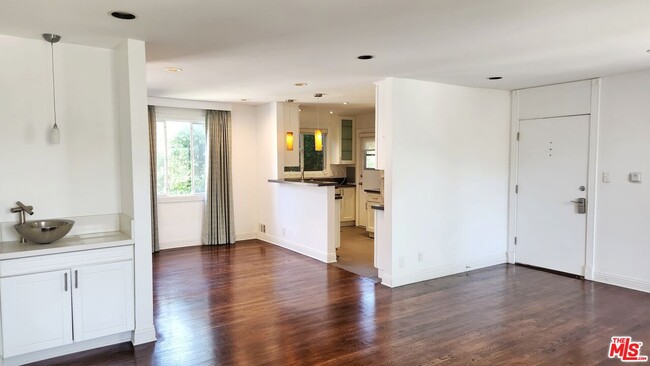 Building Photo - 140 San Vicente Blvd