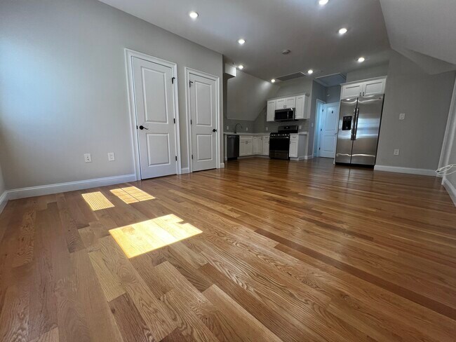 Building Photo - 62 Gordon St