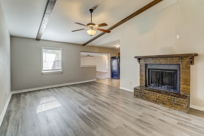 Building Photo - 742 Yale Dr