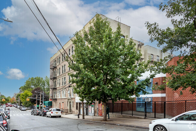 Building Photo - 575 E 139th St