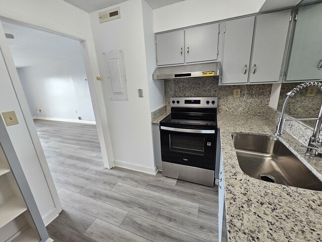 Building Photo - Remodeled High Rise in Forest Acres