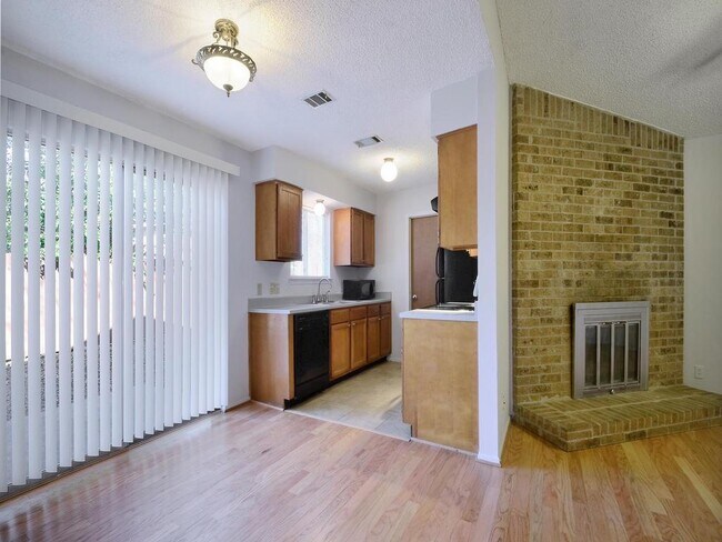 Foto del edificio - 2101 Matthews Ln