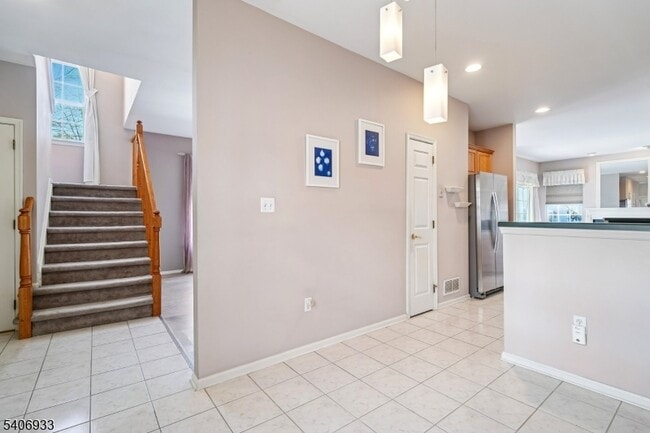 Building Photo - 163 Gladstone Dr