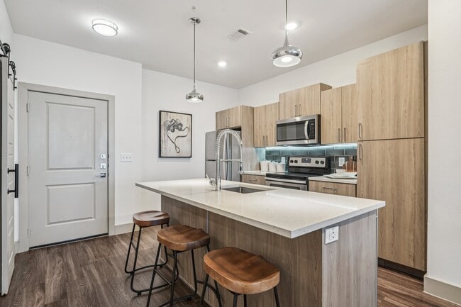 Building Photo - Infinity at the Rim