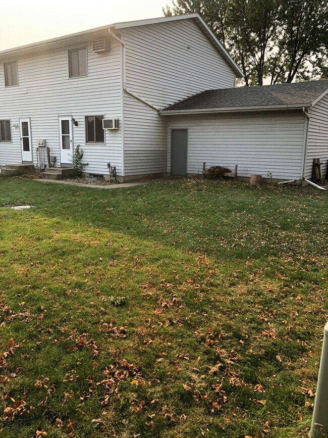 Building Photo - 907 Valley Ct