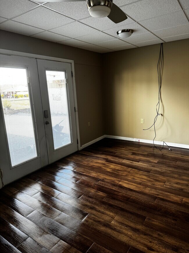 Sala de estar con puertas francesas. - 704 Main St