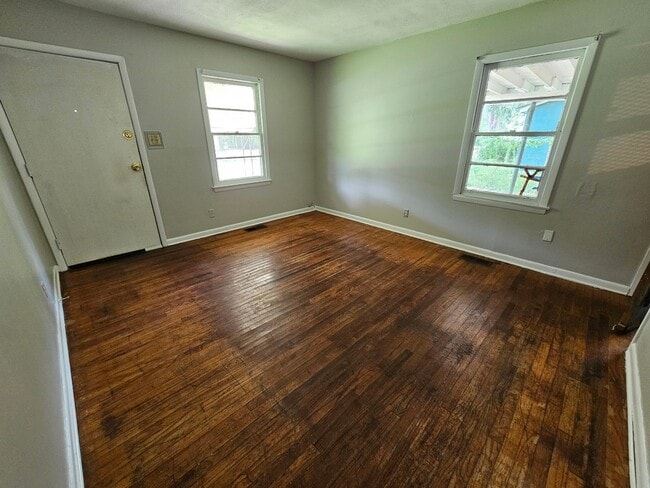 Building Photo - Nice Home with Fenced Yard