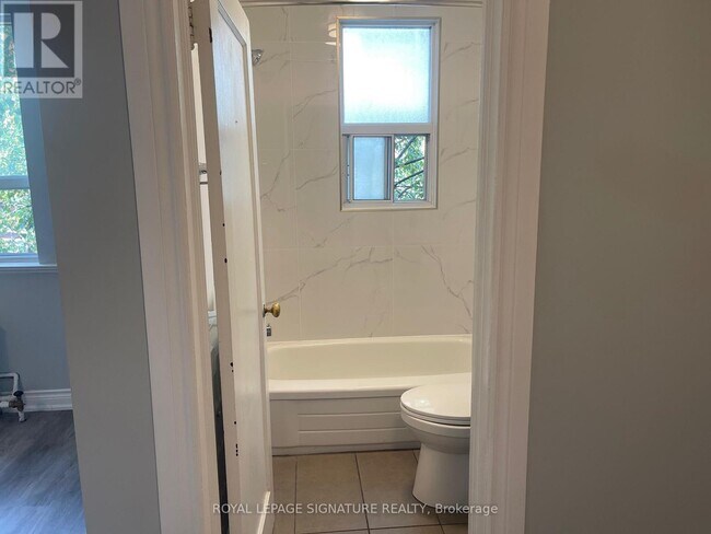 Photo du bâtiment - 382-382 Dovercourt Rd